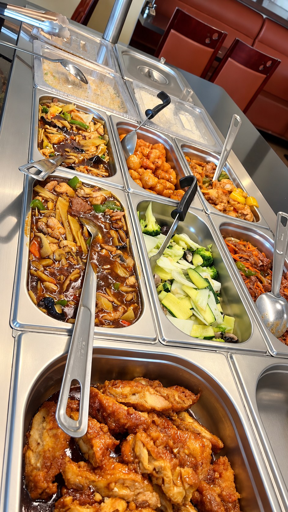 Hot buffet dishes with meat and vegetables